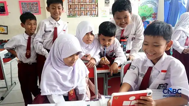 100 Tablet Bantuan Prabowo Dipakai Belajar Siswa SD di Depok