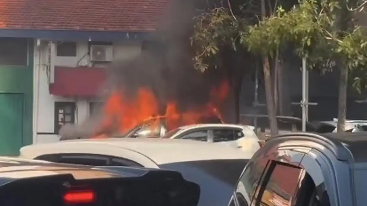Kebakaran Mobil Listrik di Tebet Ditangani Enam Unit Damkar