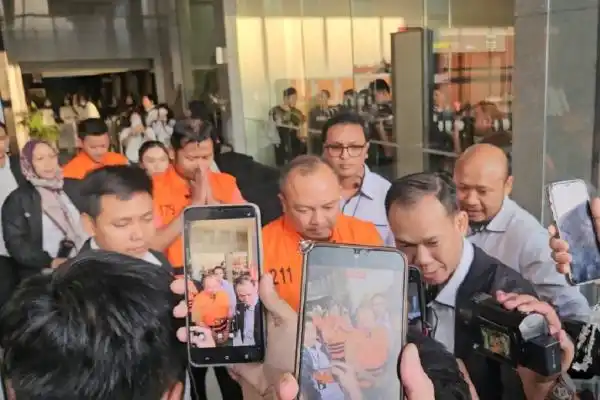 Lima Tersangka OTT BNPB Keluar dari Gedung KPK dengan Pengawalan Ketat