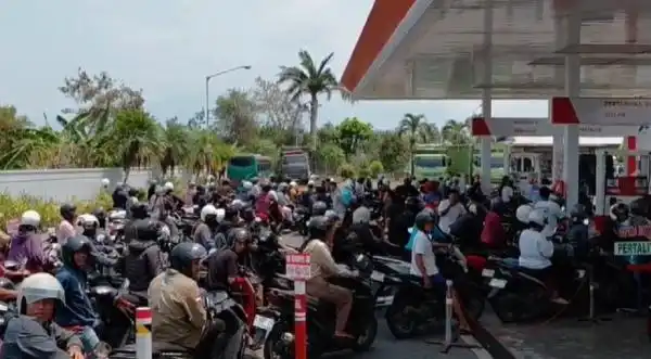 Stok BBM Kosong, Warga Jembrana Tetap Menunggu di SPBU