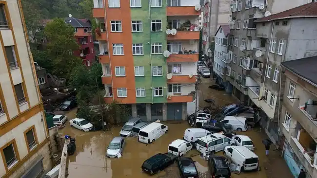 Banjir Besar Rendam Istanbul, Tiga Orang Tewas dan Penerbangan Terganggu Banjir Besar Rendam Istanbul, Tiga Orang Tewas dan Penerbangan Terganggu