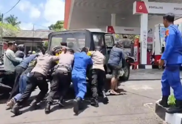 Polisi Bantu Dorong Mobil Mogok di Tengah Antrean BBM Gianyar Polisi Bantu Dorong Mobil Mogok di Tengah Antrean BBM Gianyar