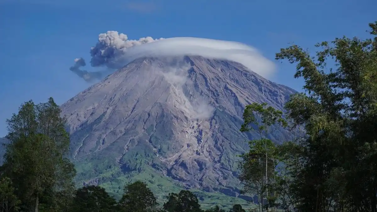 Tiga Erupsi Semeru dalam Sehari, Abu Bergerak ke Arah Barat