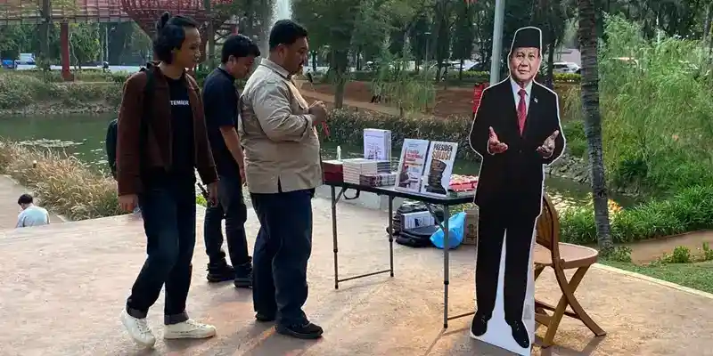 Komunitas Melek Politik Bagikan Dua Buku Prabowo untuk Perluas Literasi Kebangsaan Komunitas Melek Politik Bagikan Dua Buku Prabowo untuk Perluas Literasi Kebangsaan