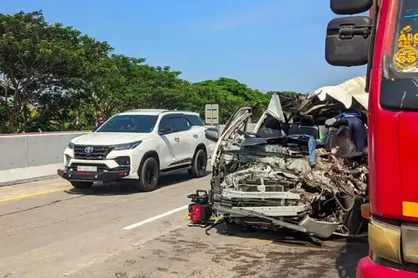 Empat Suporter PSS Sleman Tewas dalam Tabrakan Elf dan Truk di Tol Madiun Empat Suporter PSS Sleman Tewas dalam Tabrakan Elf dan Truk di Tol Madiun