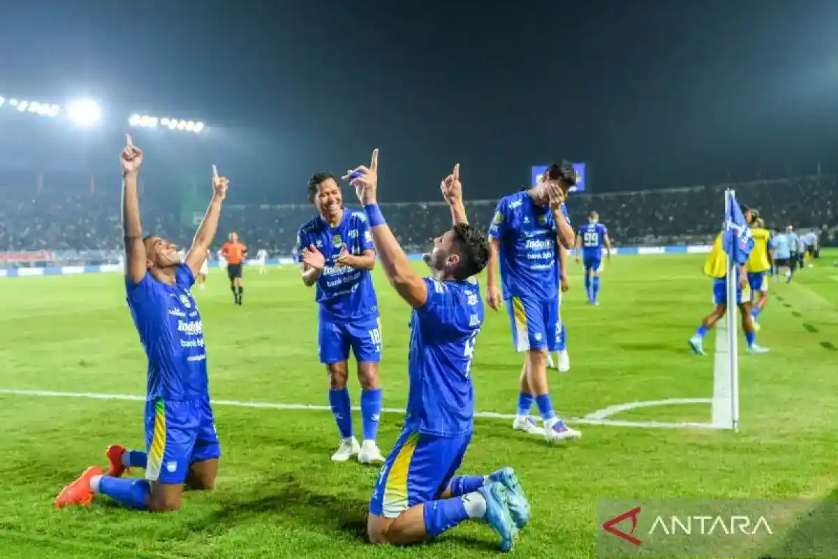 Sundulan Julio Cesar Jadi Penentu Kemenangan Persib atas Persik Sundulan Julio Cesar Jadi Penentu Kemenangan Persib atas Persik