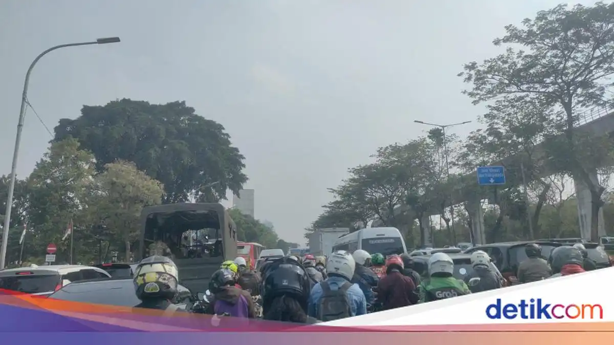 Truk Tabrak Separator Busway, Arus Cawang Sempat Tersendat