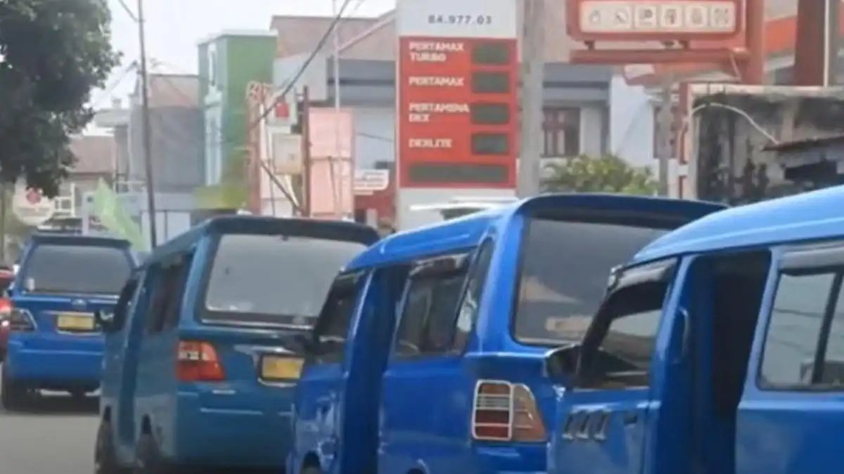Antrean Pertalite Berjam-jam Terjadi di Ternate, Pengendara Polewali Mandar Menunggu hingga 2 Kilometer