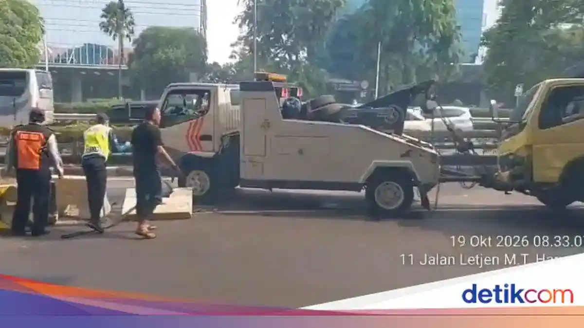 Empat Truk Tabrak Separator Busway Koridor 9 dalam Rentang Sebulan Empat Truk Tabrak Separator Busway Koridor 9 dalam Rentang Sebulan