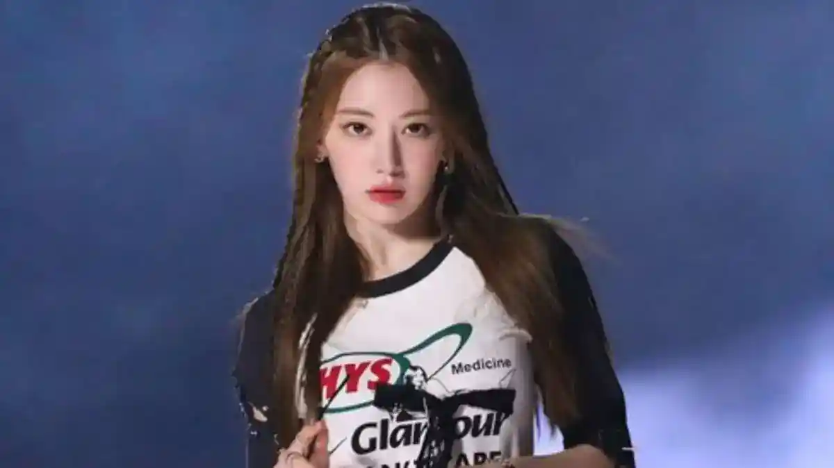 Sakura Tak Tampil dalam Konser LE SSERAFIM di Paris karena Gangguan Kesehatan Sakura Tak Tampil dalam Konser LE SSERAFIM di Paris karena Gangguan Kesehatan