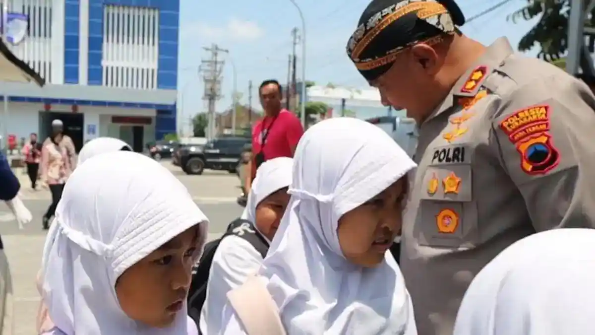 Mbah Con Dekati Anak-Anak Solo dengan Canda dan Nasihat Mbah Con Dekati Anak-Anak Solo dengan Canda dan Nasihat