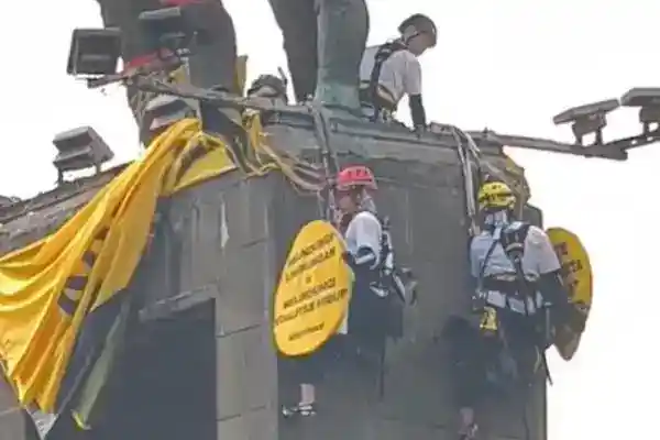 Enam Aktivis Greenpeace Dipulangkan Setelah Aksi Kritik di Bundaran HI Enam Aktivis Greenpeace Dipulangkan Setelah Aksi Kritik di Bundaran HI