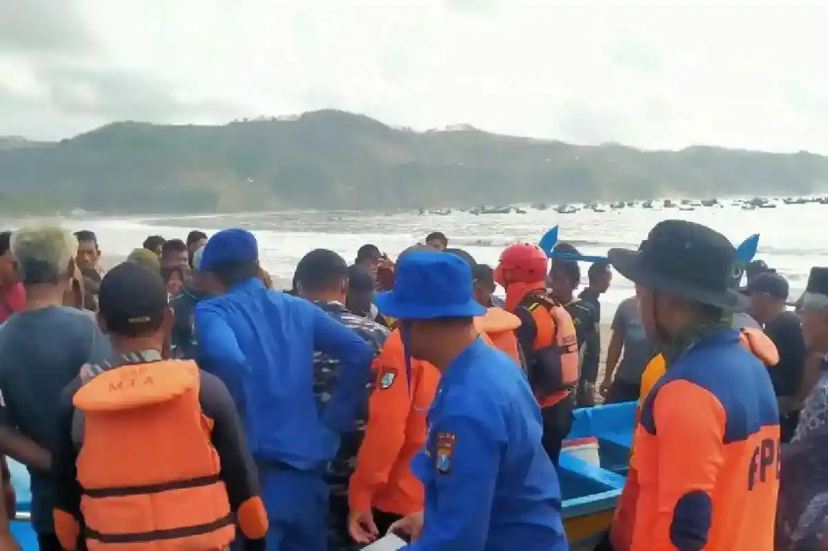 Nelayan Gurita yang Hilang di Pantai Ngalur Ditemukan Meninggal di Laut Nelayan Gurita yang Hilang di Pantai Ngalur Ditemukan Meninggal di Laut