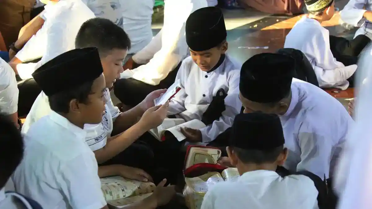 Tiga Klaim Menyesatkan tentang Santri yang Ramai Beredar di Media Sosial