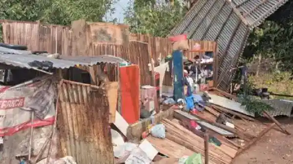 Angin Kencang Merusak Atap Rumah Warga di Maubeli, Barang di Dalam Basah