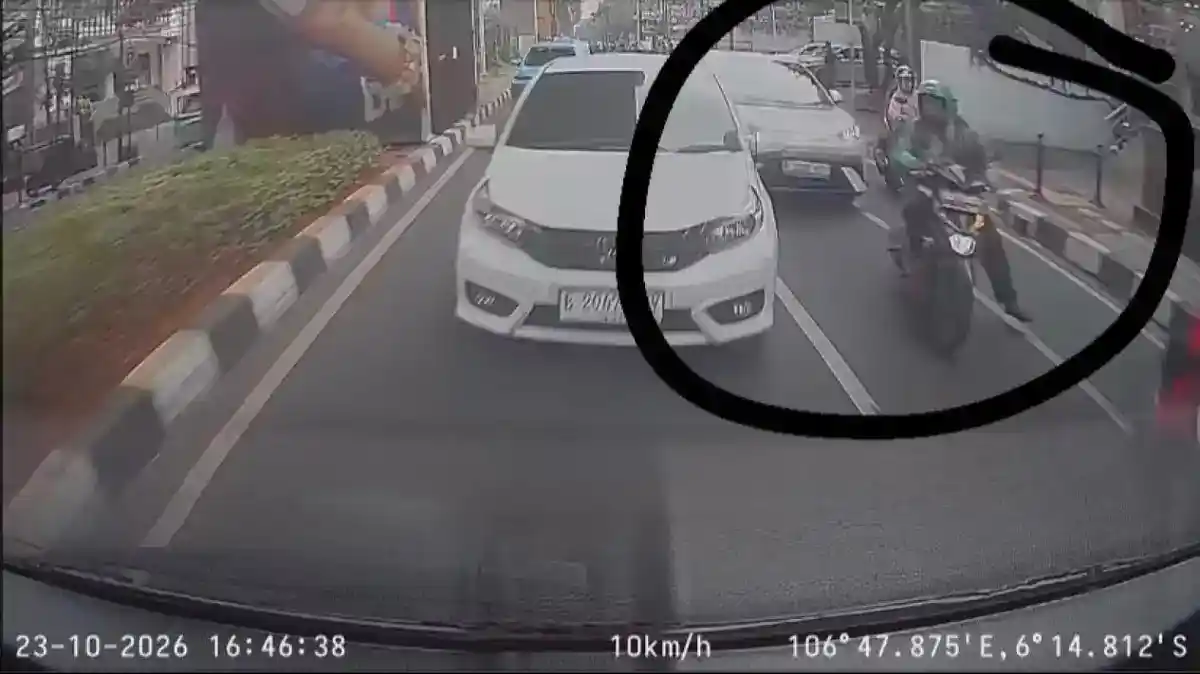 Pengemudi Ojol Patah Tulang dalam Tabrakan Mobil Listrik di Panglima Polim