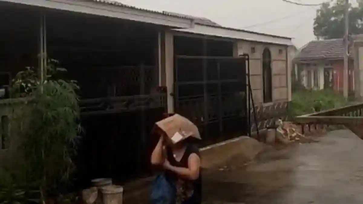 Hujan Pertama Setelah Kemarau Panjang Disambut Warga Palembang Hujan Pertama Setelah Kemarau Panjang Disambut Warga Palembang