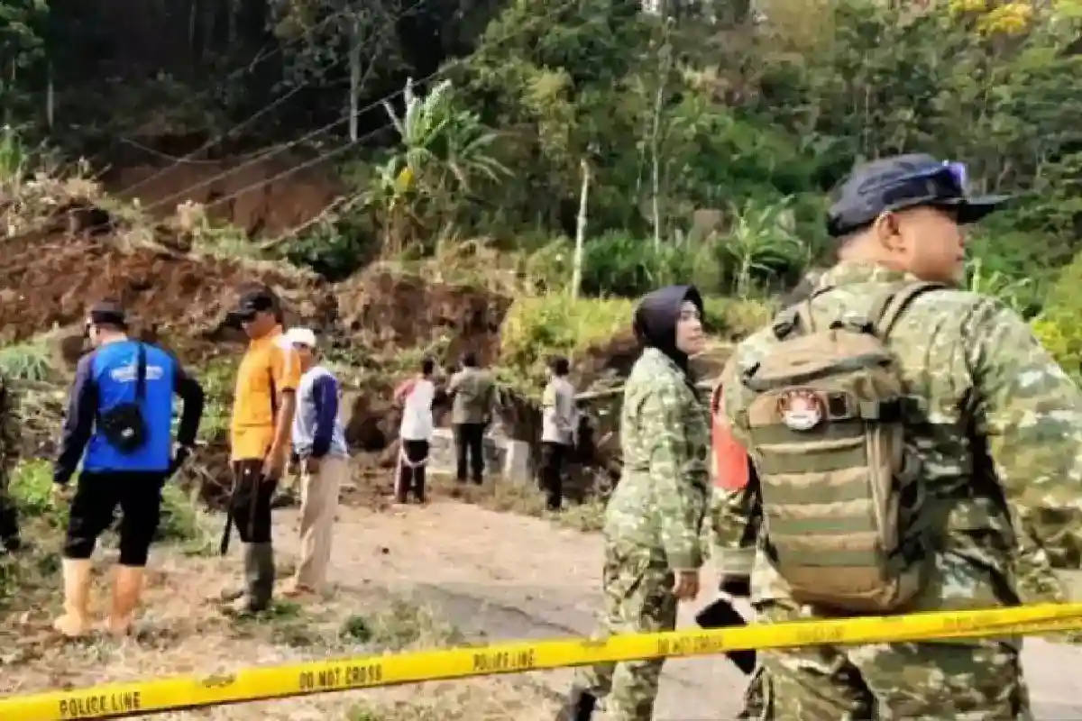 Longsor Putus Jalur Tapak–Sukowidi, Pembersihan Memerlukan Alat Berat