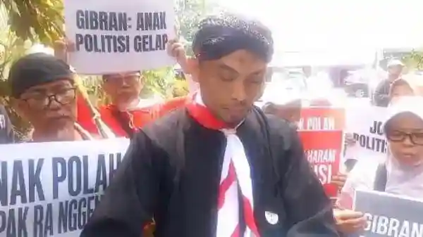 Aksi Pejuang Merah Putih di Kediaman Jokowi: Surat Kritik dan Desakan agar Gibran Mundur
