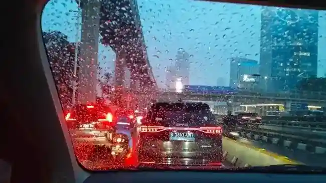 Hujan Lebat Guyur Gatot Subroto, BMKG Keluarkan Peringatan Cuaca Jabodetabek