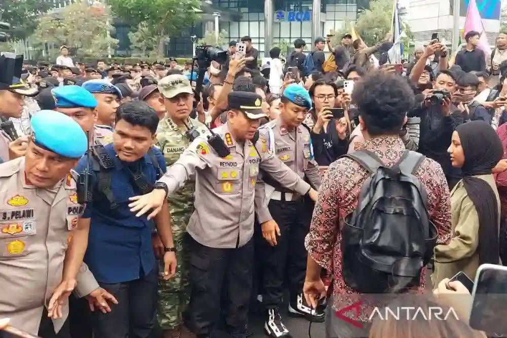 Dialog dan Pengamanan Aksi BEM UI di Kawasan Dukuh Atas Dialog dan Pengamanan Aksi BEM UI di Kawasan Dukuh Atas