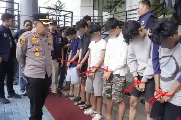 Polisi Ungkap Peran Empat Terduga Pelaku dalam Tawuran Fatal di Kebon Jeruk Polisi Ungkap Peran Empat Terduga Pelaku dalam Tawuran Fatal di Kebon Jeruk