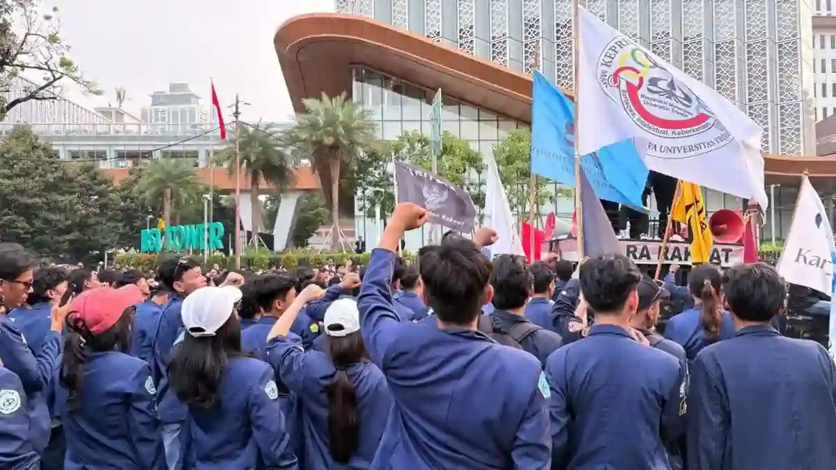Mahasiswa Trisakti Serukan Keadilan Lewat Lagu dan Sumpah di Patung Kuda
