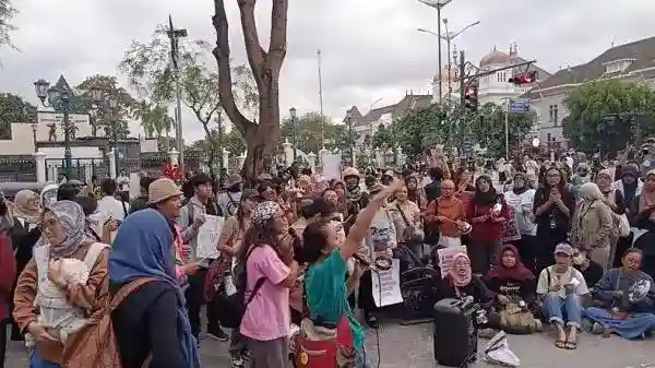 Ibu Berisik Guncang Titik Nol Yogyakarta dengan Aksi Peralatan Dapur