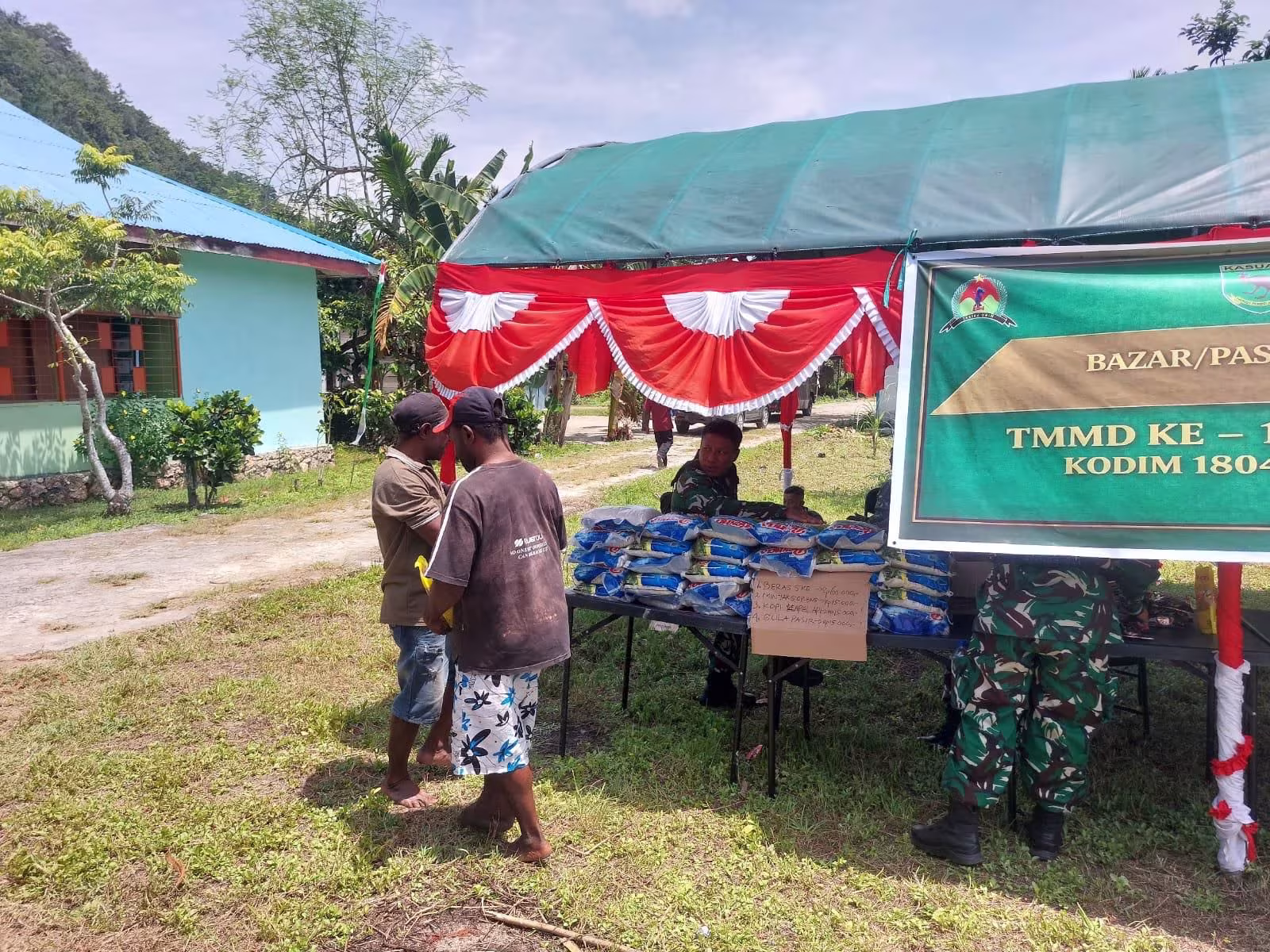 TMMD 127 Kodim 1804/Kaimana Gelar Pasar Murah di Kampung Marsi, Ringankan Beban Warga