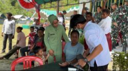 Ketua Persit KCK Cabang XL Kodim 1804/Kaimana Gelar Pengobatan Gratis di Kampung Marsi dalam Program TMMD ke-127