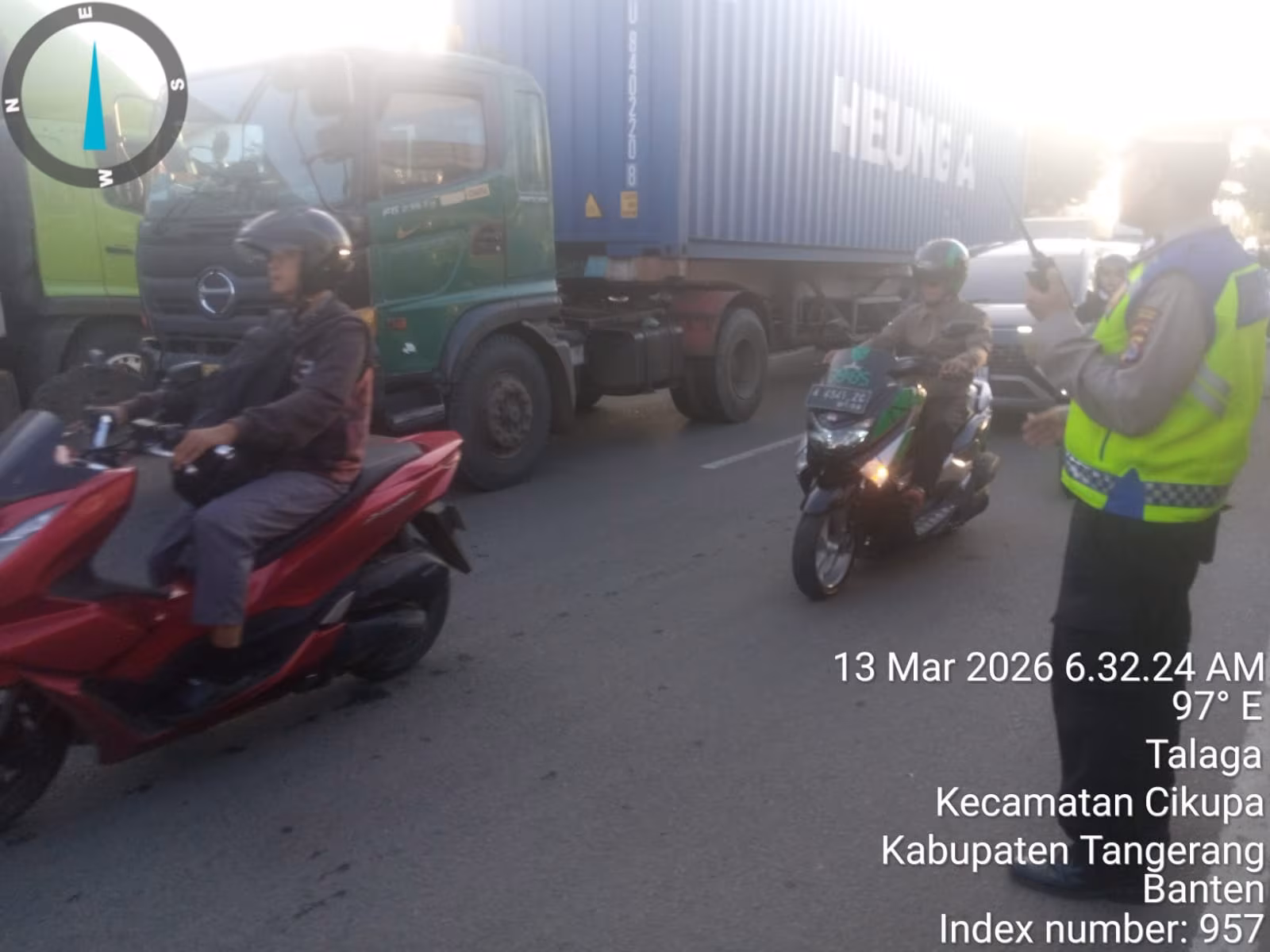 IPTU Rusandi Pimpin Pengaturan Arus Lalu Lintas Pagi di Pertigaan Columbus Cikupa