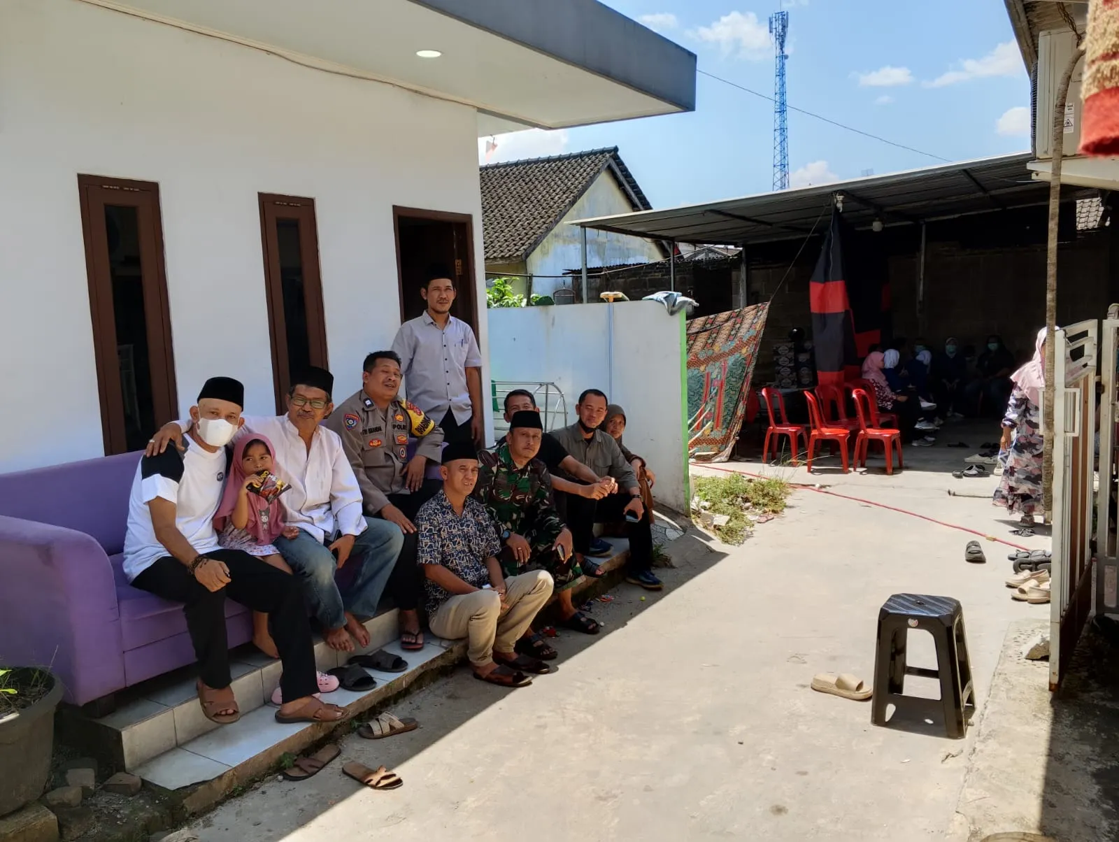 Bhabinkamtibmas dan Babinsa Takziah ke Rumah Duka Warga Bitung Jaya, Wujud Empati dan Kedekatan dengan Masyarakat