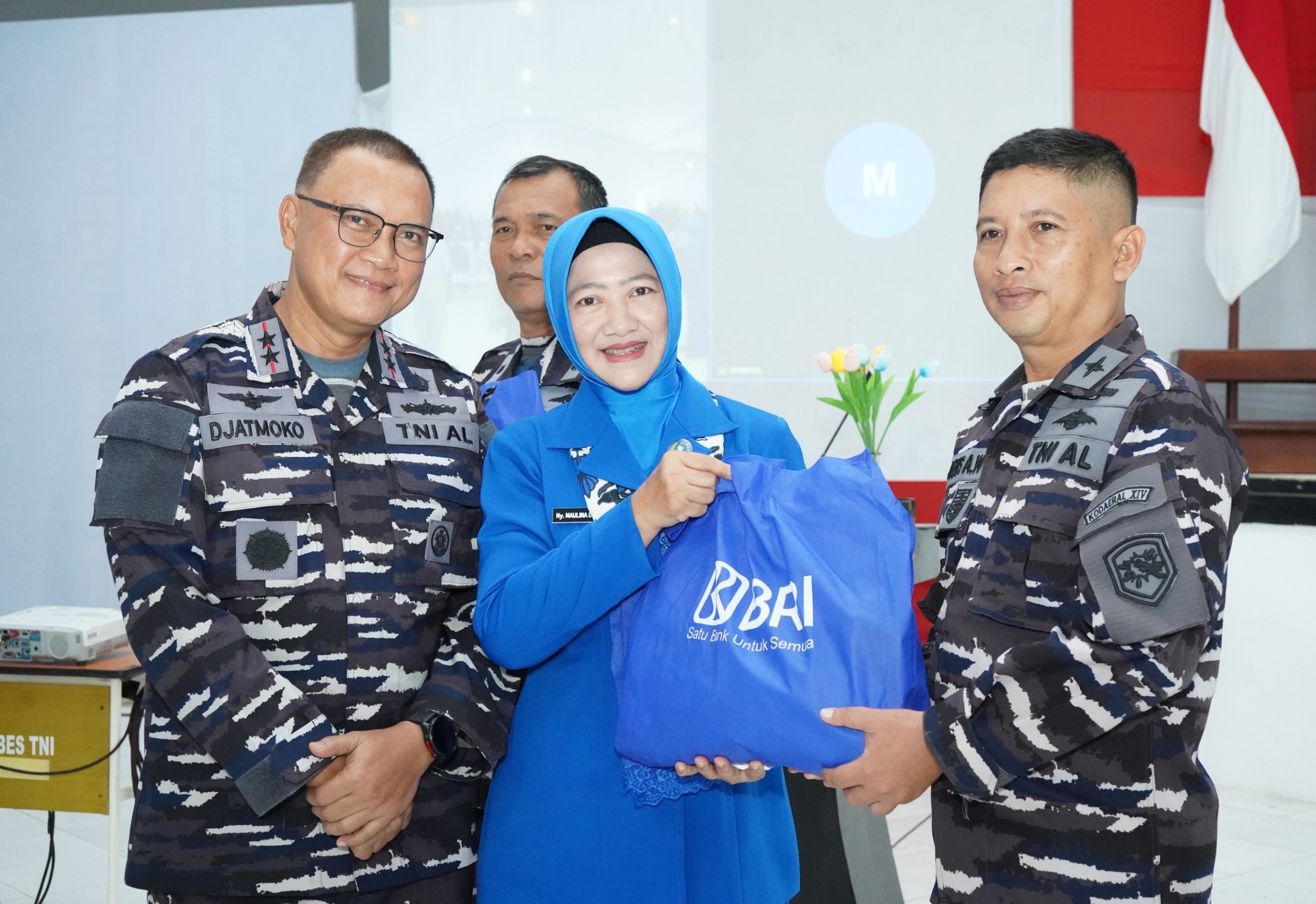 Jelang Idul Fitri 1447 H, Prajurit dan ASN Kodaeral XIV Sorong Menerima Paket Lebaran TNI Angkatan Laut